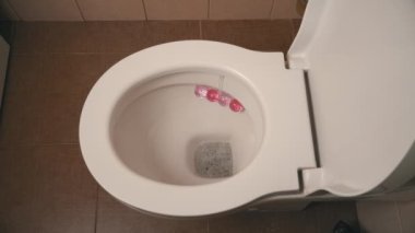 Floş sırasında seramik tuvalet, Yukarıdan yakın plan