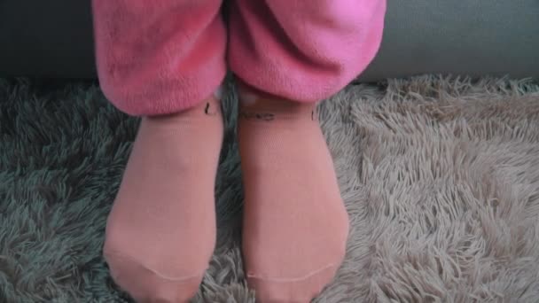 Jonge vrouw stapt uit bed in roze pyjama 's in de ochtend — Stockvideo