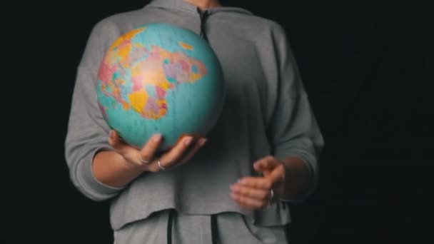 Ragazze mani gettare un globo geografico in Slowmo — Video Stock