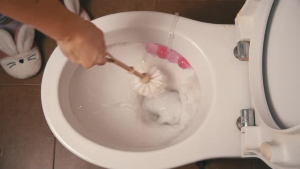 Ceramiczna toaleta podczas spłukiwania, zbliżenie z góry — Wideo stockowe