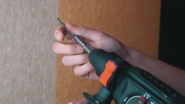 Erkek Eller Duvar Kağıdı Matkabıyla Duvarda Delik Açar