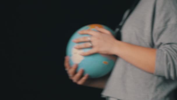 Κορίτσια χέρια Twist η γεωγραφική σφαίρα γύρω από τον άξονά της — Αρχείο Βίντεο