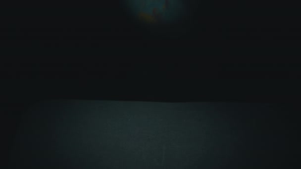 Графический глобус на черной поверхности в Слоумо — стоковое видео