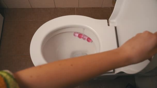 Keramische toilet tijdens een flush, Close-up van bovenaf — Stockvideo