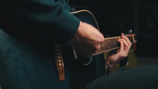 男人在黑暗缓慢的Mo中弹奏现代吉他的节拍 — 图库视频影像
