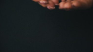 Kahve çekirdekleri kadın ellerinden sarkıyor.