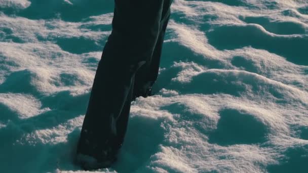 A Man Malks Through the Snowdrifts — Vídeo de Stock