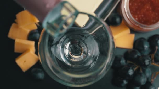 Wino różane jest wlewane do szklanki z przekąskami — Wideo stockowe