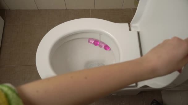 Toilettes en céramique pendant un rinçage, Gros plan d'en haut — Video
