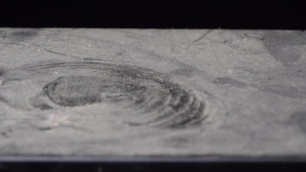 Σχέδιο δακτύλων ενός ευρώ σε ένα πολύ σκονισμένο τραπέζι — Αρχείο Βίντεο
