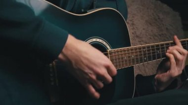 Adam Karanlıkta Modern Gitarda Pena Çalıyor