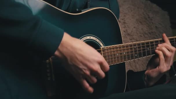 사람 이 어둠 속에서 현대의 기타를 골라 내다 — 비디오