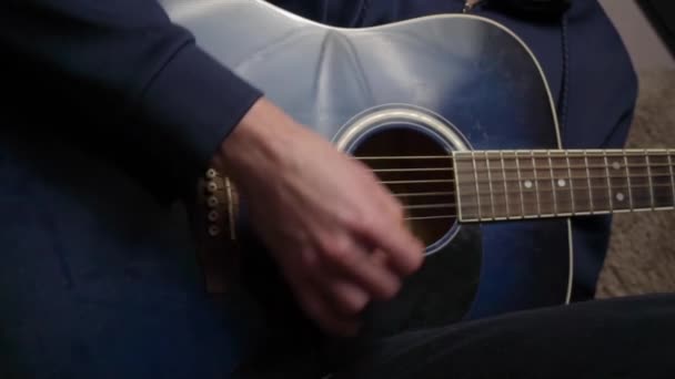 사람이 다크 슬로 모 에서 현대 기타 를 고르다 — 비디오