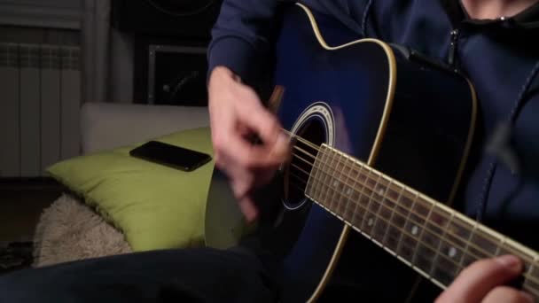 Adam, Modern Gitarla Yavaş Çekimde Pena Çalıyor — Stok video