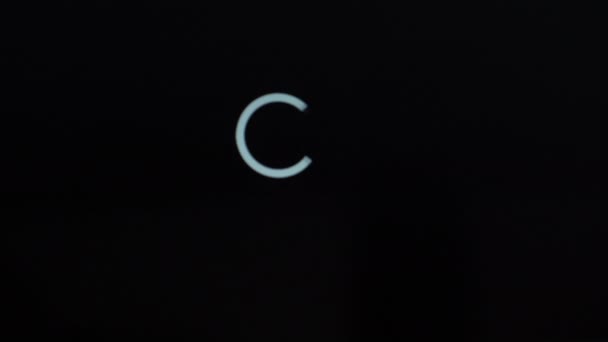 Icono de carga de círculo sobre fondo negro — Vídeos de Stock