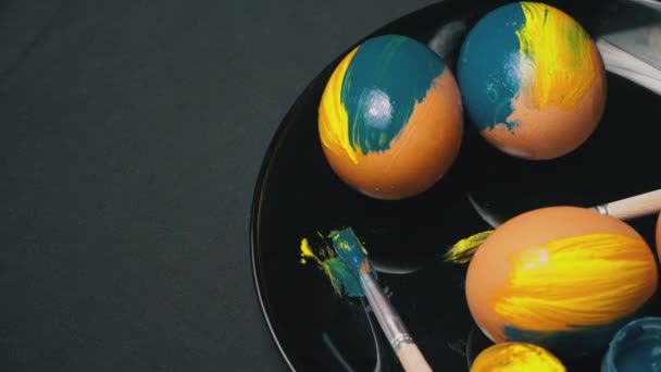 Pintado amarillo-azul huevos de Pascua están girando — Vídeos de Stock