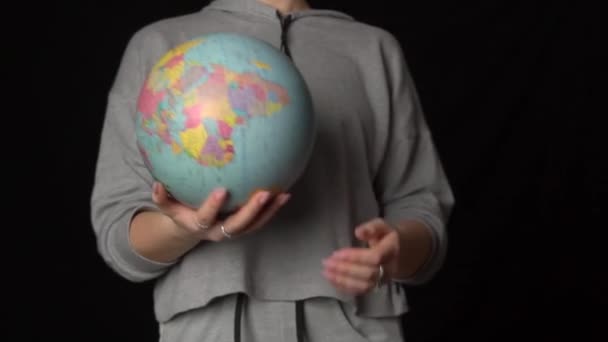 Las manos de las niñas lanzan un globo geográfico en Slowmo — Vídeos de Stock