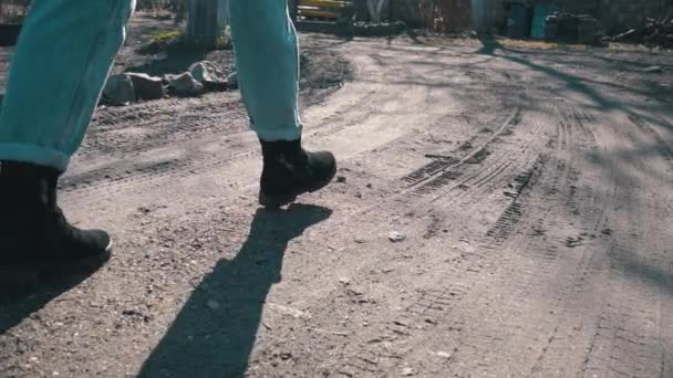 Fille en jeans marche à travers la boue dans Mo lent — Video