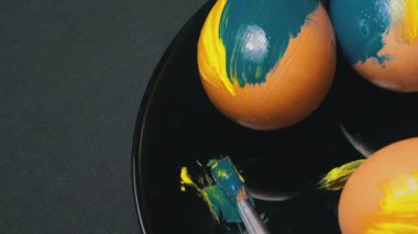 Boyalı Sarı-Mavi Paskalya Yumurtaları Dönüyor