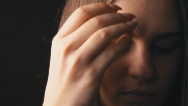 Rostro de una hermosa joven enderezando su cabello detrás de su oreja — Vídeo de stock