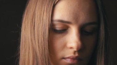 Kameraya bakan güzel bir genç kadının yüzleri.