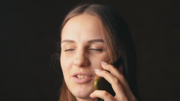 Mooie jonge vrouw praten op de telefoon — Stockvideo