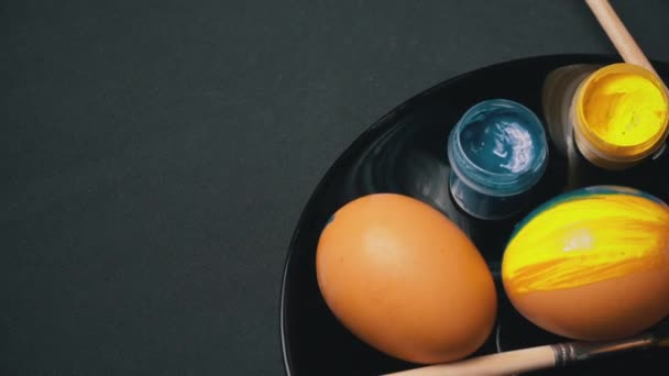 노란색 - 파란색 부활절 달걀이 뿌려 지고 있다 — 비디오
