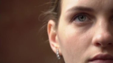 Güzel Genç Bir Kadının Yarım Yüzü Kameraya Bakıyor