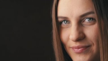 Güzel Genç Bir Kadının Yüzü Öpücük Yolluyor