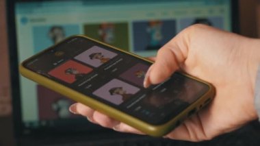 Çevrimiçi NFT Piyasası Dizüstü bilgisayar ve Smartphone 'da iadesiz Jeton Satıyor