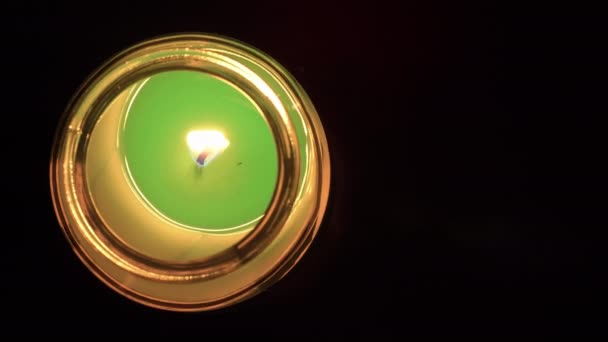 Vela de Aroma queima no escuro e cria uma atmosfera romântica — Vídeo de Stock