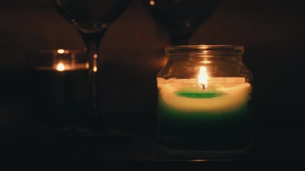 Aroma Kaarsen worden gedoofd in het donker en creëren een romantische sfeer — Stockvideo