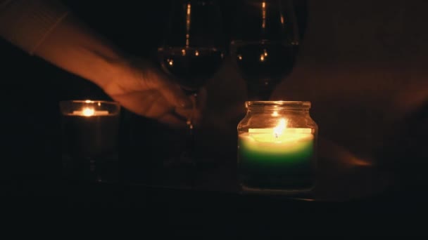 Killen och flickan dricker vin i Candlelight på kvällen nära sängen — Stockvideo