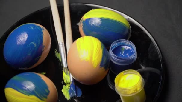 노란색 - 파란색 부활절 달걀이 뿌려 지고 있다 — 비디오