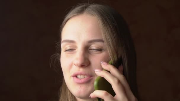 Красива молода жінка розмовляє по телефону — стокове відео