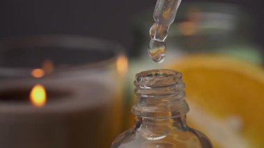 Gerekli Petrol Damlaları Bir Borudan Bir Mum Arkaplanındaki Şişeye Damlıyor