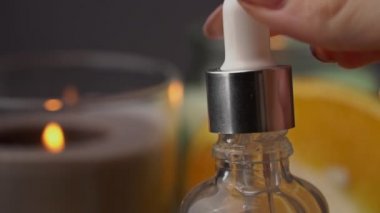 Gerekli Petrol Damlaları Bir Borudan Bir Mum Arkaplanındaki Şişeye Damlıyor