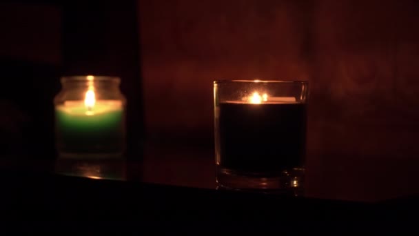 Candele aromatiche bruciano la sera su una tavola con due bicchieri di vino — Video Stock