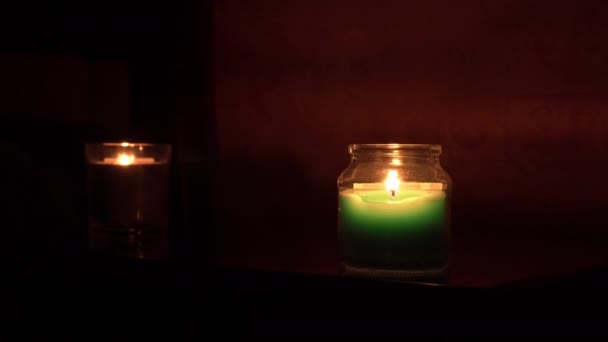 Ο τύπος και το κορίτσι πίνουν κρασί υπό το φως των κεριών το βράδυ κοντά στο κρεβάτι — Αρχείο Βίντεο