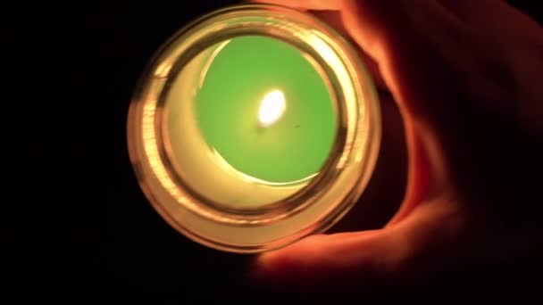 Bougie d'arôme brûle dans l'obscurité et crée une atmosphère romantique — Video