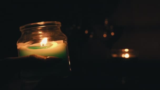 Aroma svíčky hořet ve večerních hodinách na stole se dvěma sklenicemi vína — Stock video