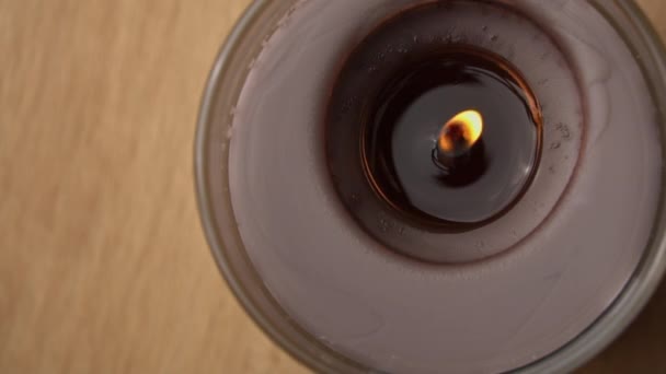 Ароматизированная свеча горит и создает романтическую атмосферу — стоковое видео