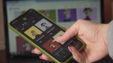 Çevrimiçi NFT Piyasası Dizüstü bilgisayar ve Smartphone 'da iadesiz Jeton Satıyor