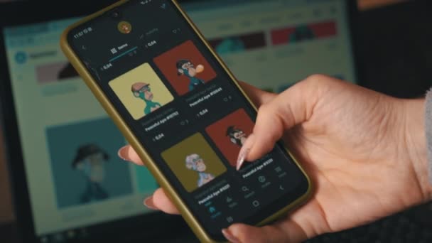Online NFT Marknadsplats Sälja Icke-fungibla Tokens på en bärbar dator och smartphone — Stockvideo
