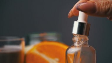 Gerekli Petrol Damlaları Bir Borudan Bir Mum Arkaplanındaki Şişeye Damlıyor