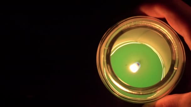 Aroma svíčka hoří ve tmě a vytváří romantickou atmosféru — Stock video