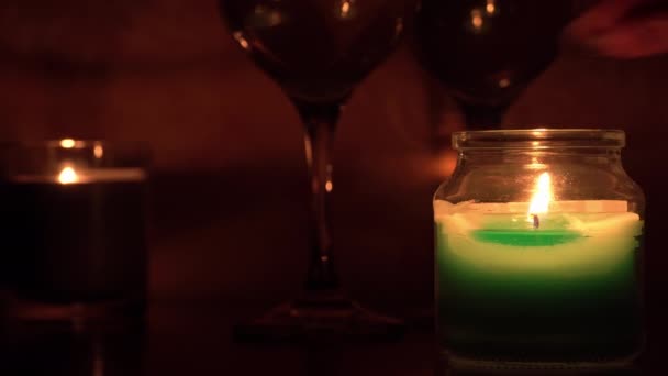 Arom ljus släcks i mörkret och skapa en romantisk atmosfär — Stockvideo