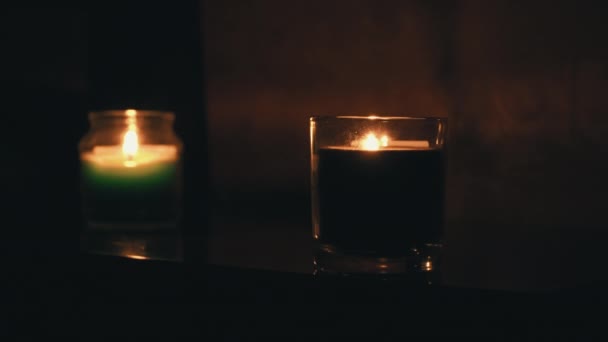 Świece aromatyczne palą się wieczorem na stole z dwoma kieliszkami wina — Wideo stockowe