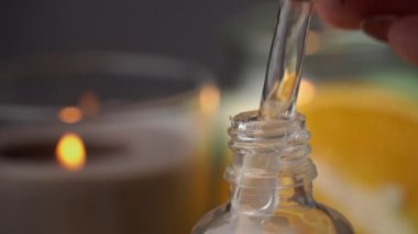 Gerekli Petrol Damlaları Bir Borudan Bir Mum Arkaplanındaki Şişeye Damlıyor