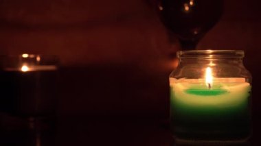 Aroma mumları karanlıkta söner ve romantik bir atmosfer yaratır.